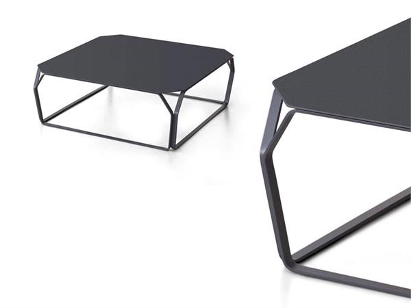 Quadratisches kleines Tischchen aus buntem Metall Tray 2 