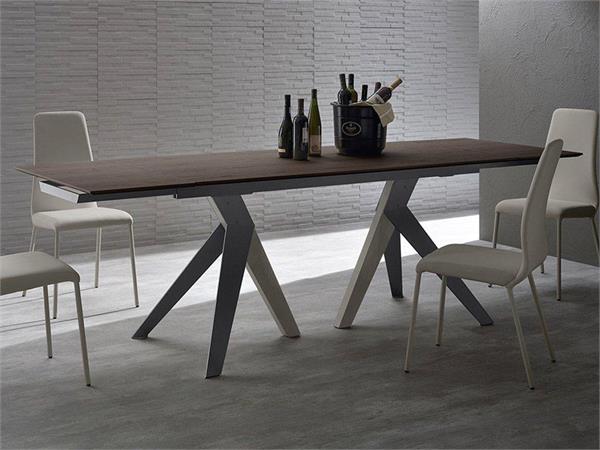 Fly extending table in wood