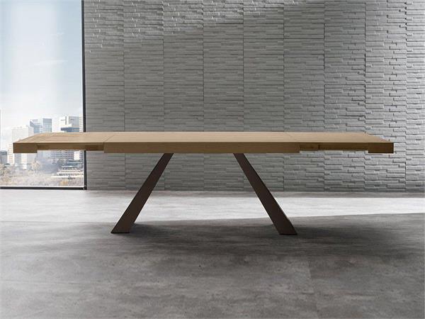 Draft extending table in wood