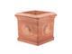 Cube 010 avec rosace vase en terre cuite in Vases d'extérieur