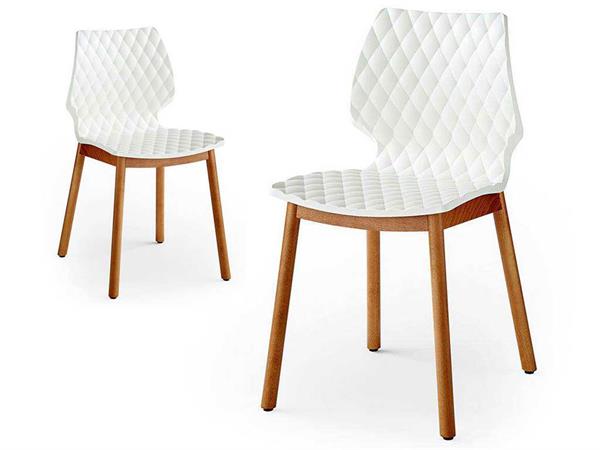 Uni 577 Stuhl aus Polypropylen mit runden Beinen aus Holz  