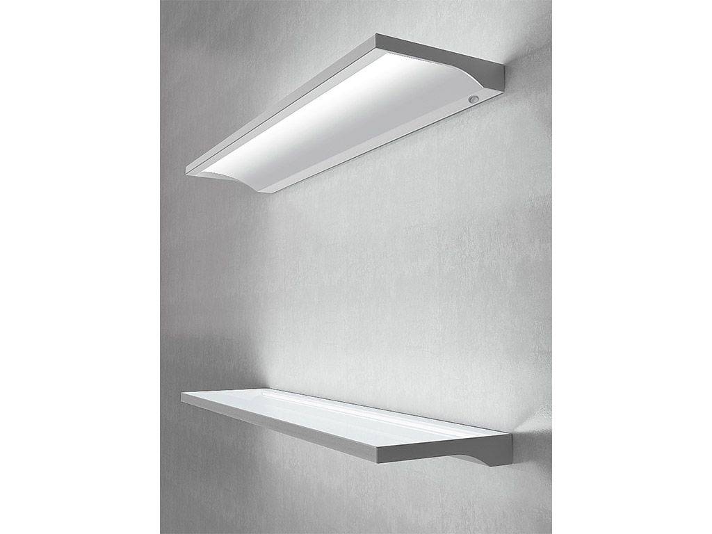 Mensola in metallo laccato bianco con luce LED integrata.