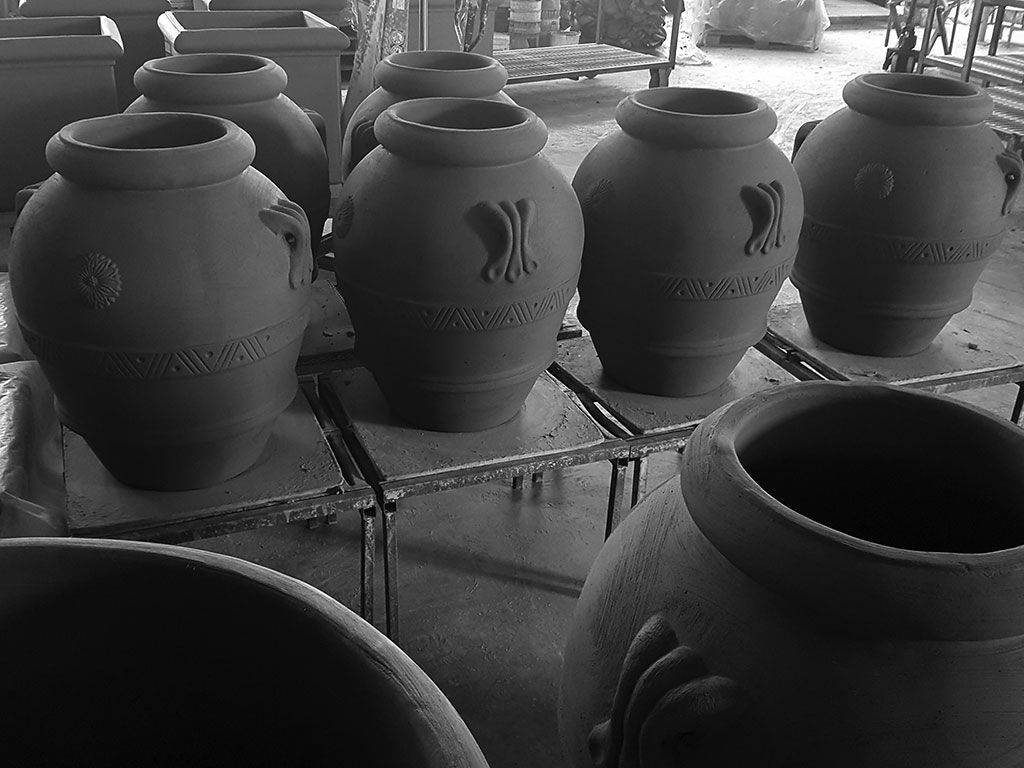 Due grandi vasi biot in terracotta, parzialmente invetri…